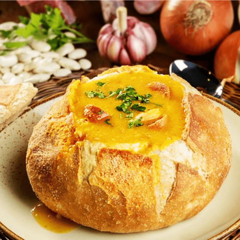 No Pezinho no Nordeste, o Caldo de Mocotó é servido no pão e possuem a opção de serem guarnecidos com coentro ou salsa.