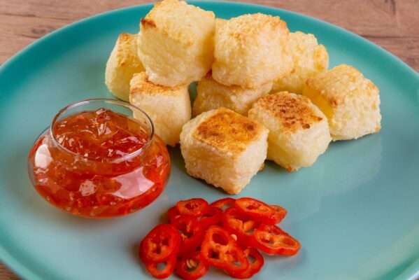 Dadinho de tapioca é um salgado tradicionalmente brasileiro.