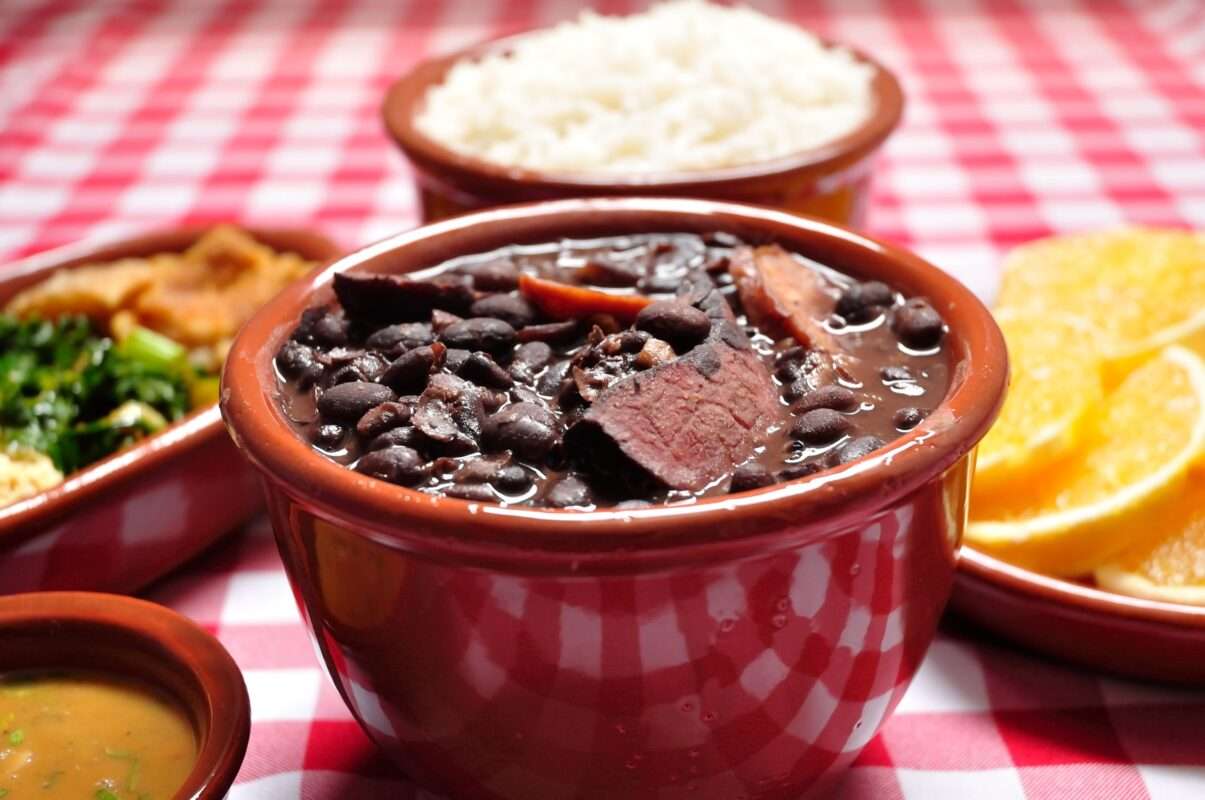 A feijoada é um prato essencial da identidade nacional